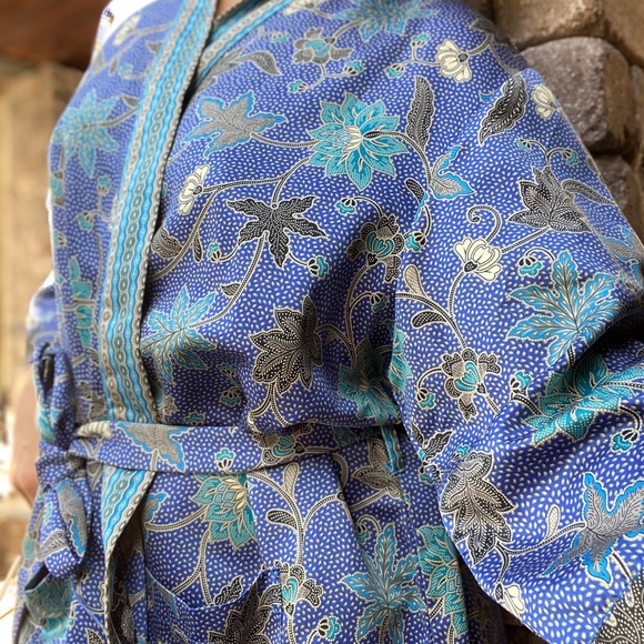 Blue Flower Balinese Robe - Picture 5 of 6